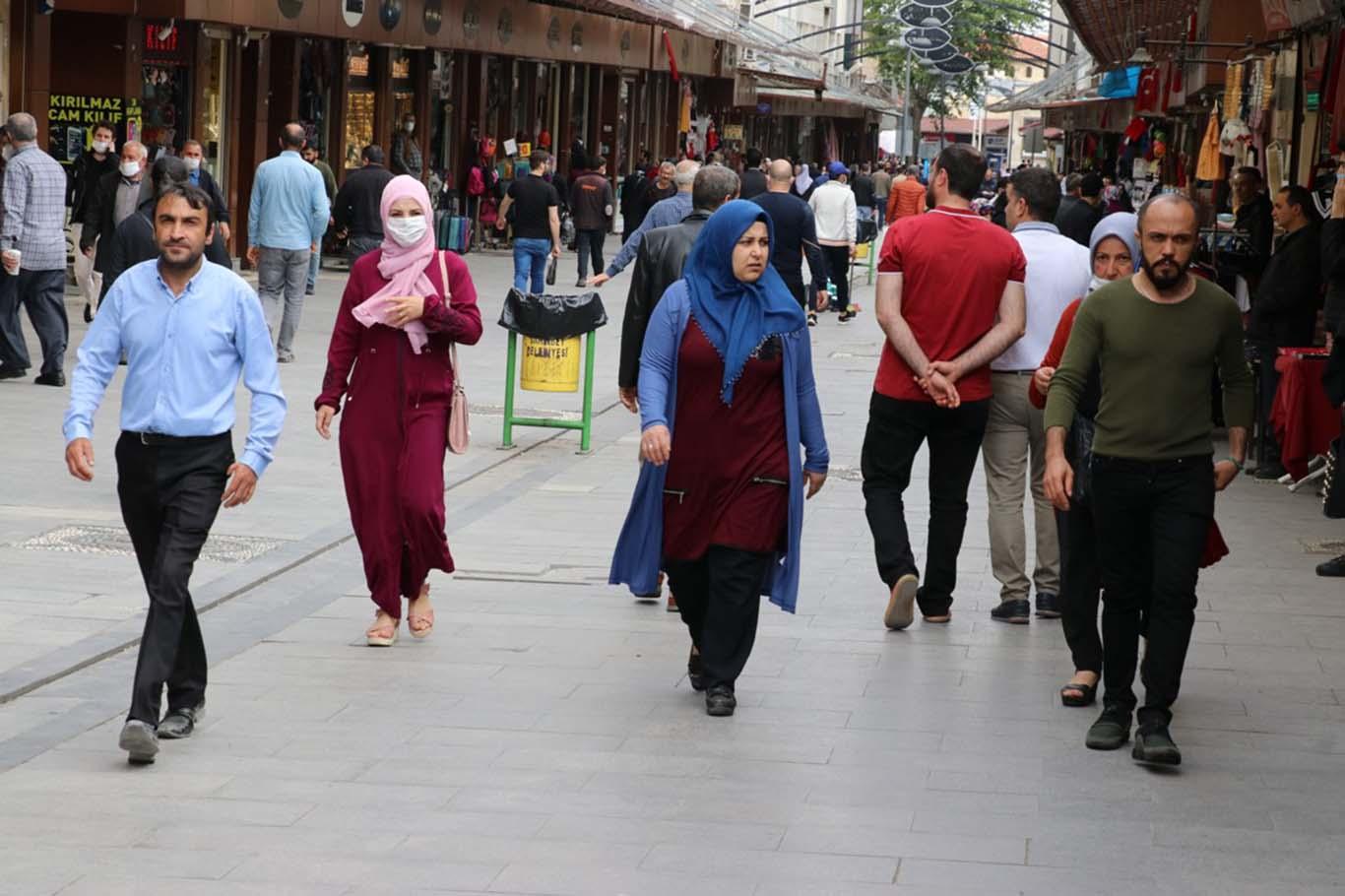 Sokağa çıkma yasağı sonrası PTT önleri ve çarşıda manzara değişmiyor Sokağa çıkma yasağı sonrası PTT önleri ve çarşıda manzara değişmiyor